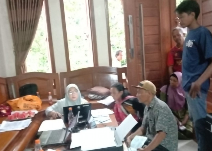 Disdukcapil Tegal Jemput Bola Layanan Adminduk  Posko Pegungsian Tanah Bergerak Padasari 