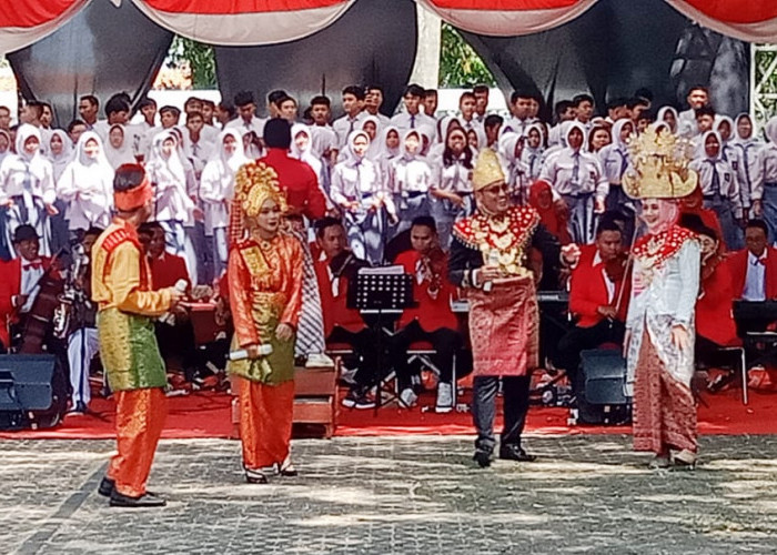 Kenakan Pakaian Adat Lampung, Plt Bupati Pemalang Hidayat Mansur Pimpin Upacara HUT RI