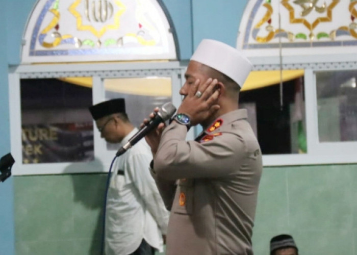 Kapolres Pemalang Jadi Muazin di Masjid Baitussalam