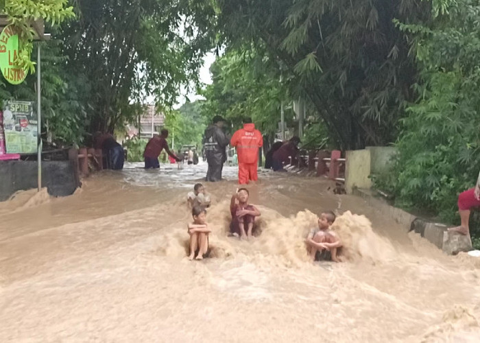 Empat Titik Tanggul Sungai Plumbon Jebol, Permukiman Mangunharjo Terendam Banjir