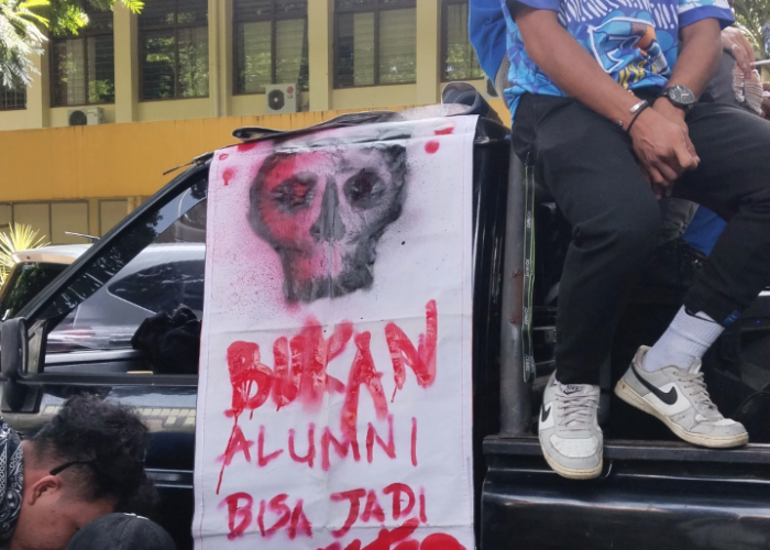 Segel Kantor Rektorat UKSW Warnai Aksi Solidaritas Salatiga Wacana Bergerak