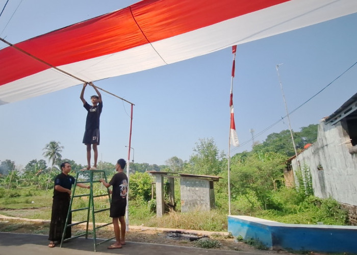Bukan Sekadar Hiasan Agustusan, Pemuda di Pekalongan Bentangkan Kain Merah Putih 200 Meter Demi Nasionalisme