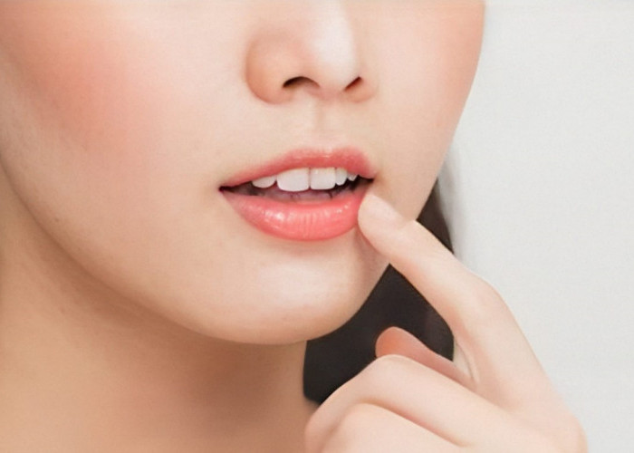 Manfaat Luar Biasa Air Mawar untuk Perawatan Bibir agar Terlihat Menawan