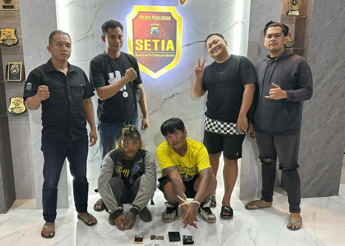 Dua Pengedar Sabu Dibekuk di Sragi, Sempat Buang Barang Bukti ke Selokan Saat Digerebek Polisi