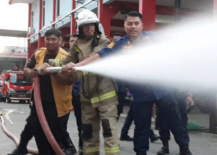 Kena Sanksi Tak Biasa, Oknum Debt Collector Dipaksa Pakai APD dan Simulasi Damkar Usai Orderan Kebakaran Palsu