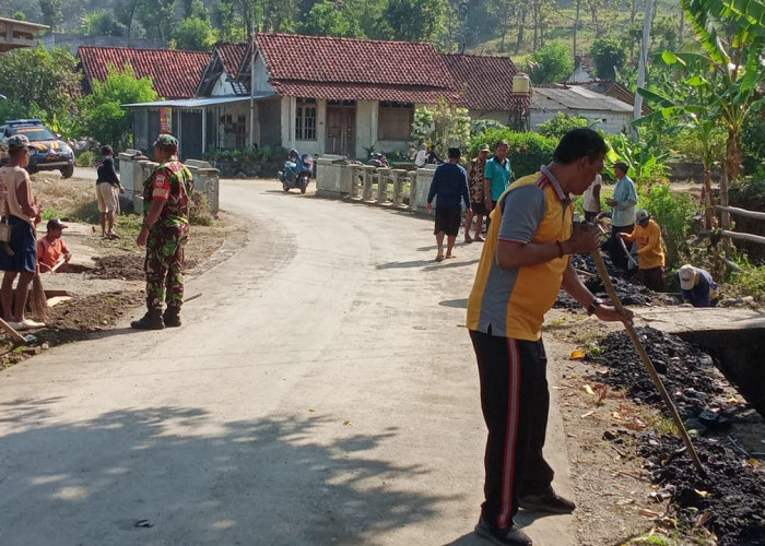 TNI-Polri di Kabupaten Tegal Bantu Bersihkan Selokan 