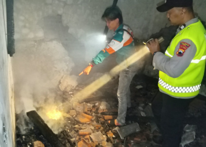 Polsek Lebaksiu Bersama Damkar dan Warga Tangani Kebakaran Rumah di Kambangan  