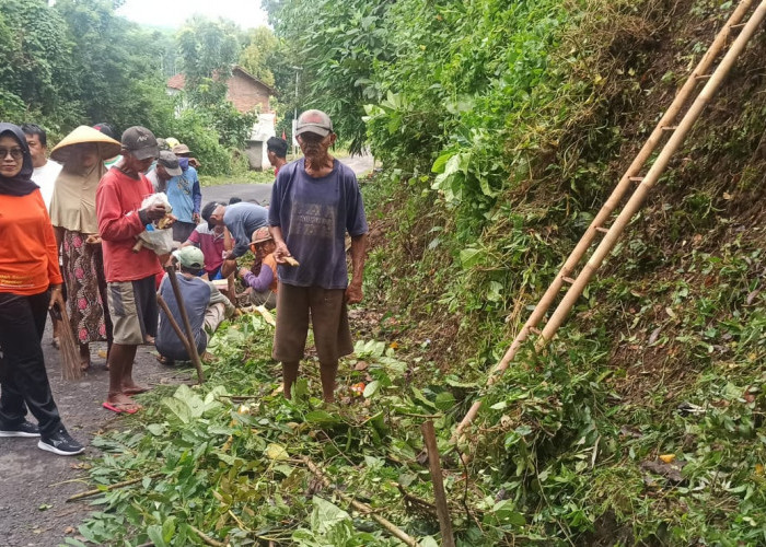 Puluhan Warga Wanarata Kabupaten Pemalang Bersihkan Desa
