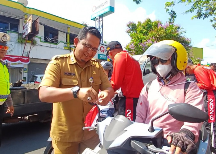 Sambut HUT ke-81 RI, Kesbangpol Purworejo Bagikan 400 Bendera Merah Putih