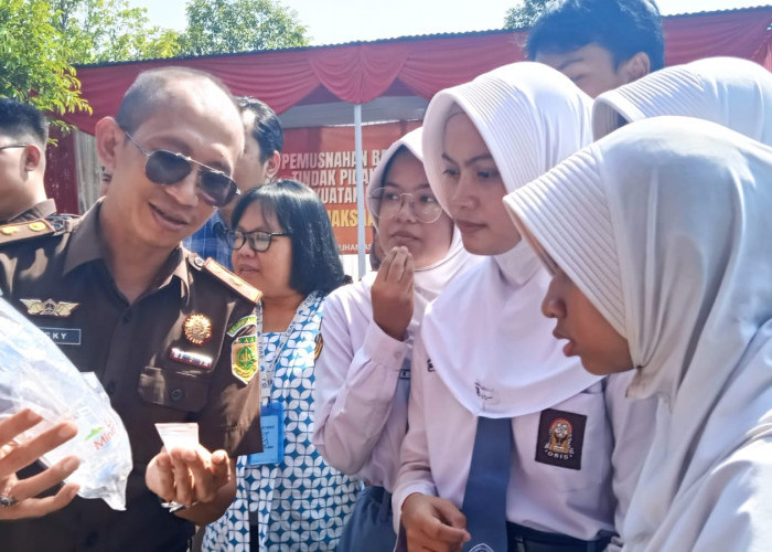 Reaksi Polos Pelajar Lihat Sabu Asli di Kejari Batang,  Rizqy: Kayak Tawas