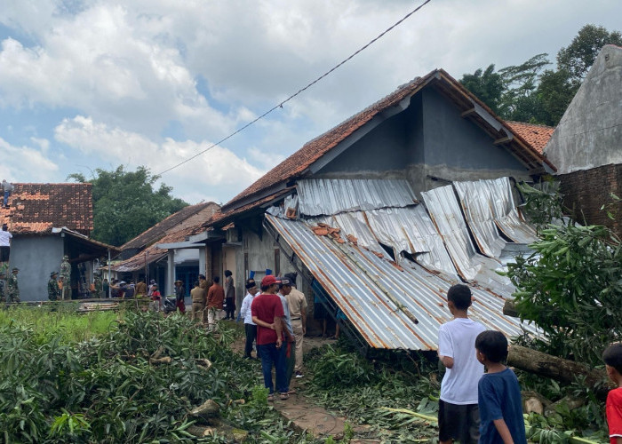 60 Rumah Porak Poranda Diterjang Puting Beliung di Batang, Warga Panik Saat Tarawih