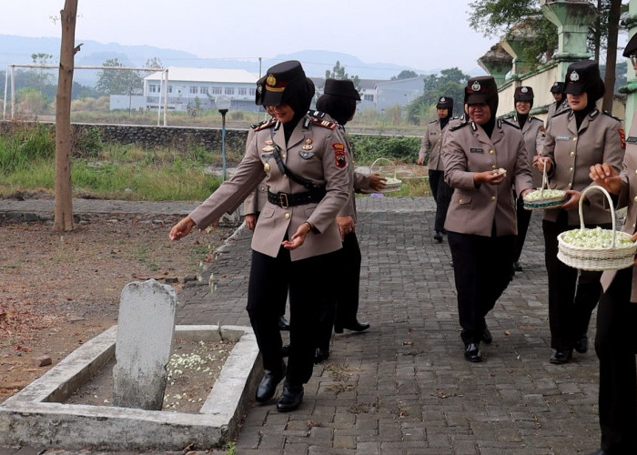Peringatan 78 Tahun, Polwan Polres Tegal Ziarah ke Makam Pahlawan