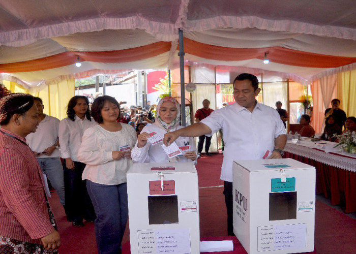 Hendi Coblos Bersama Keluarga, Andika Bersama Istri Datang Belakangan