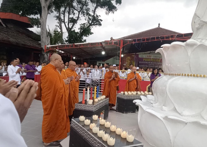 Sambut Perayaan Metta, Puluhan Bhante Hadiri Sejuta Pelita di Vihara Gunung Kalong