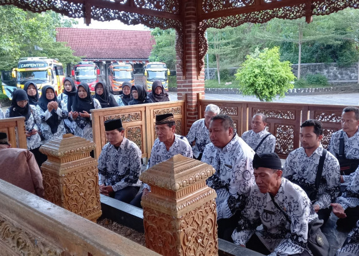 PGRI Tegal Timur Ziarah ke Makam Tokoh Pendidikan 