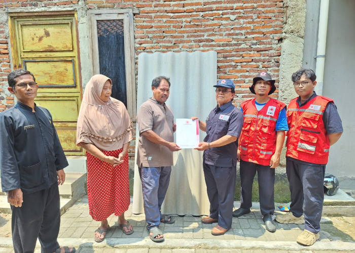 Rumah Warga Debong Tengah Ambruk, PMI Kota Tegal Gerak Cepat