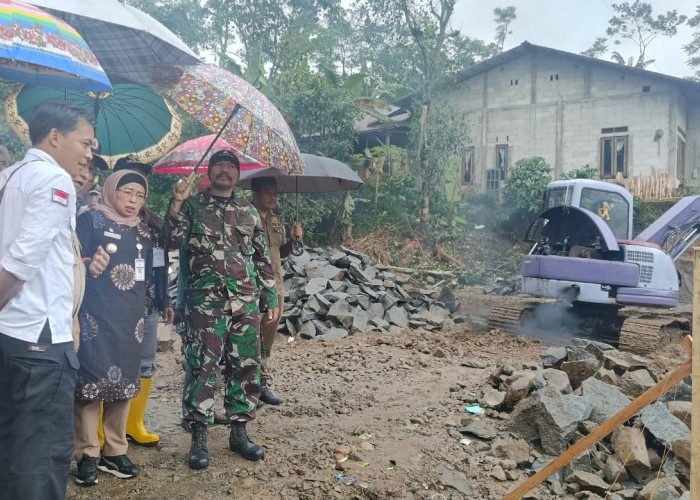 Penjabat Bupati Batang Sambangi Warga Terdampak Banjir dan Longsor Desa Surjo