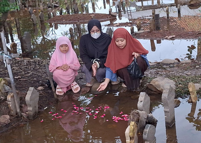 Makam di Mulyorejo Terendam Banjir, Tradisi Nyekar Jelang Ramadan Sepi