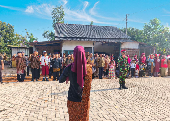 Upacara HUT ke-81 RI di Kampung Puntan Semarang Tampil Beda, Warga Sulap Limbah Plastik Jadi Kostum Adat