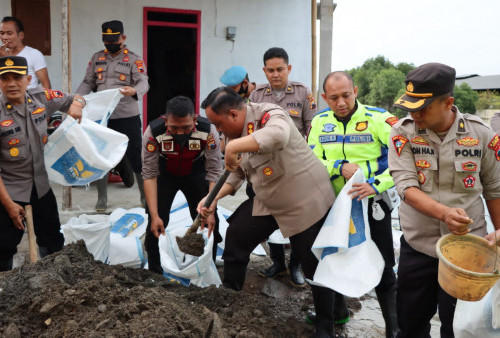 Bantu Korban Banjir Rob, Polisi Perbaiki Tanggul Jebol 