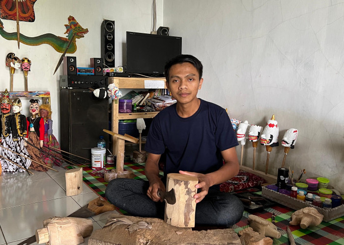 Mengukir Kayu, Menjaga Budaya: Perjalanan Anwar Melestarikan Wayang Golek Menak