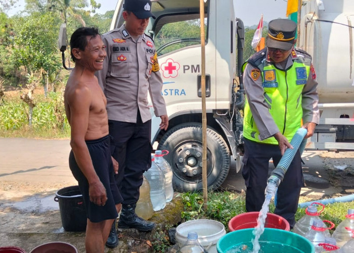 Polsek Jatinegara Salurkan 5.000 Liter Air Bersih Untuk Warga Dukuhbangsa