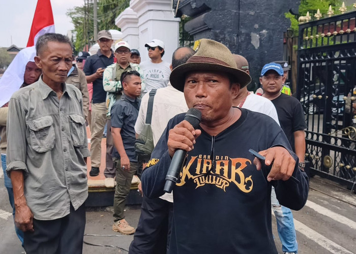 Ratusan Massa GMPP Serbu Pendopo Pati Bawa 8 Tuntutan