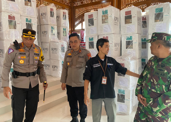 Pastikan Rekapitulasi Suara Pilkada Aman, Polresta Solo Perketat Patroli Ke Gudang Logistik 