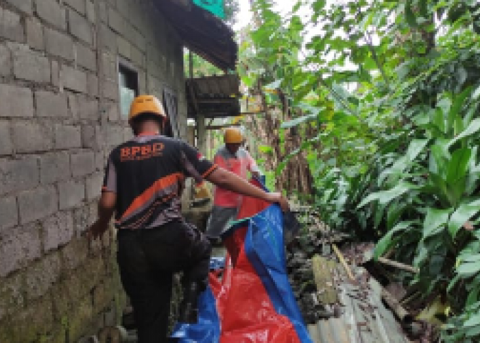 Hujan Lebat Sejak Sabtu Malam, Tanah Longsor Nyaris Timpa Rumah Warga di Salatiga