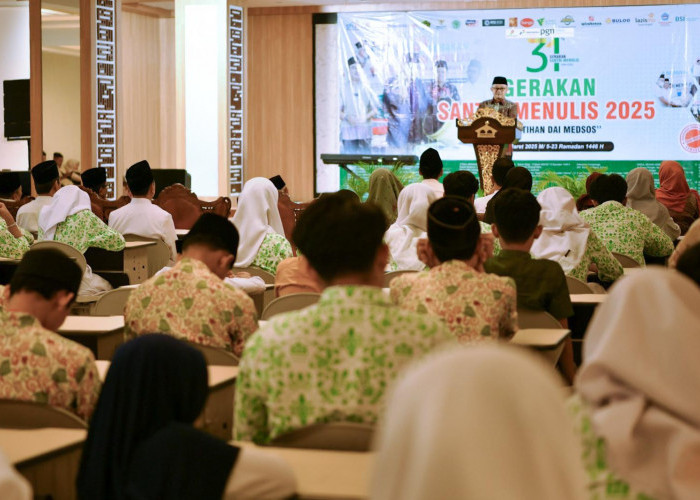 Mendikdasmen Acungi Jempol Gerakan Santri Menulis 2025, Ternyata Ini Manfaatnya