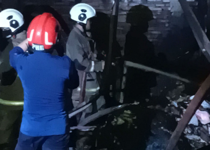 Kebakaran Gudang Rosok di Tambak Aji Semarang, Akses Sempit Hambat Pemadaman