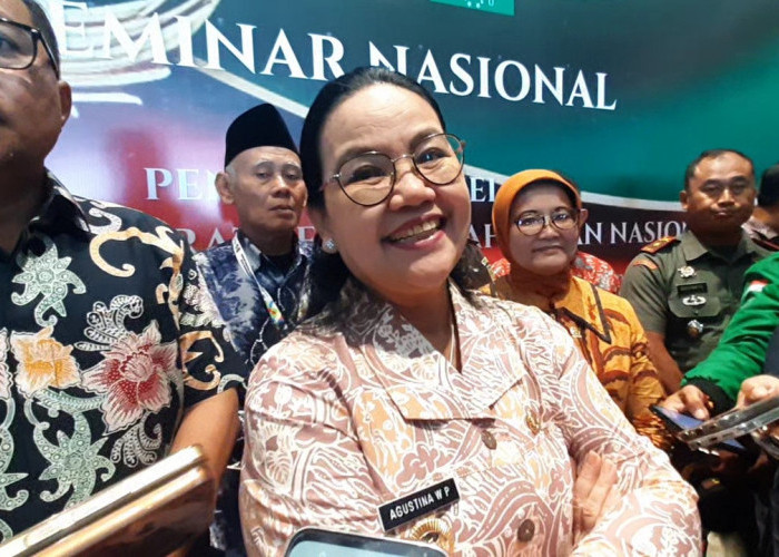 Naik Getek Sebrangi Sungai Beringin, Agustina: Akan Cari Solusi Tempat Baru untuk Bangun Jembatan Pasca Roboh