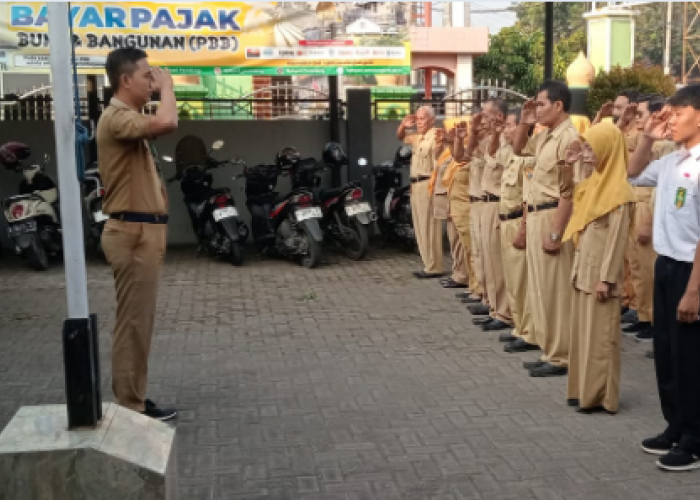 Pimpin Apel Pagi, Lurah Bojongbata Pastikan Kesiapan Pelayanan Awal Pekan Seluruh Perangkat