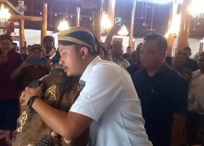 Dua Raja Keraton Solo Bertemu dan Berpelukan di Masjid Agung