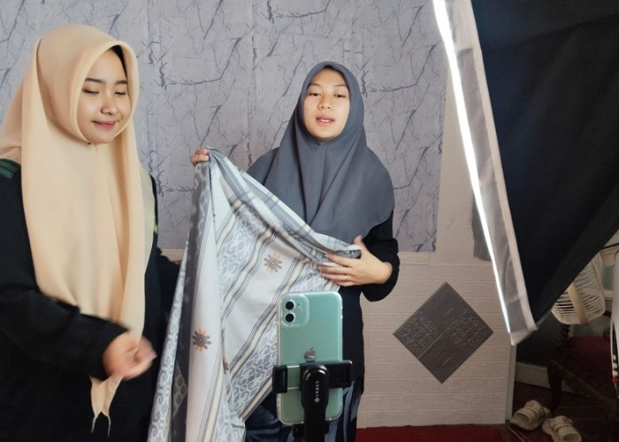 Santri Ponpes Roudlotul Quran Semarang Live TikTok Jualan Sarung Saat Ramadan, Tetap Setor Hafalan Al-Qur’an