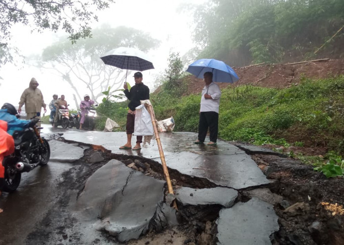 Jalan Penghubung Bojong–Jatinegara Tegal Amblas, Warga Diminta Waspada Longsor Susulan