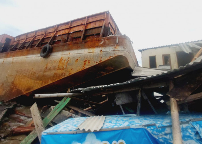 Insiden Laut di Demak, Tongkang Terdampar Hantam Makam dan Rumah Warga Bedono