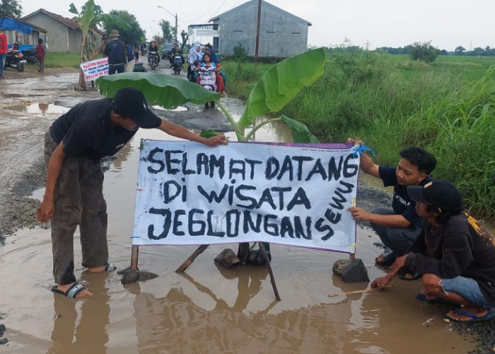 Jalan Pagerbarang Kabupaten Tegal Masih Rusak, Warga Tagih Janji