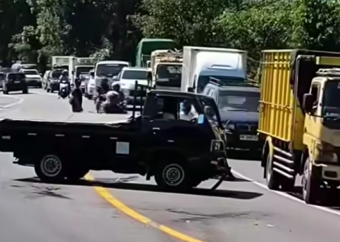 Adu Banteng, Mitsubishi L300 Pick Up dengan Travel di Jambu Jalur Semarang-Magelang