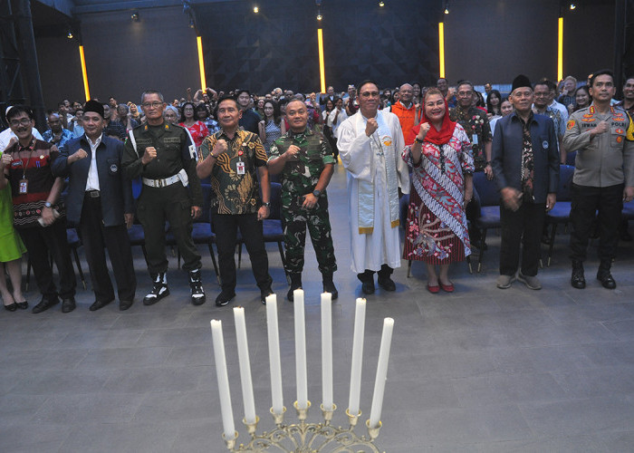 Gereja Blenduk Belum Bisa Digunakan, Jamaah Jalani Ibadah Misa Natal di Cafe Boursuny