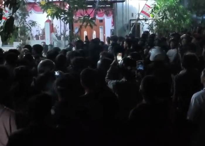 Polisi Usir TikToker Saat Nge-live Ketika Massa Datangi Rumah Pelaku Perampokan Toko HP Royal Phone Ambarawa
