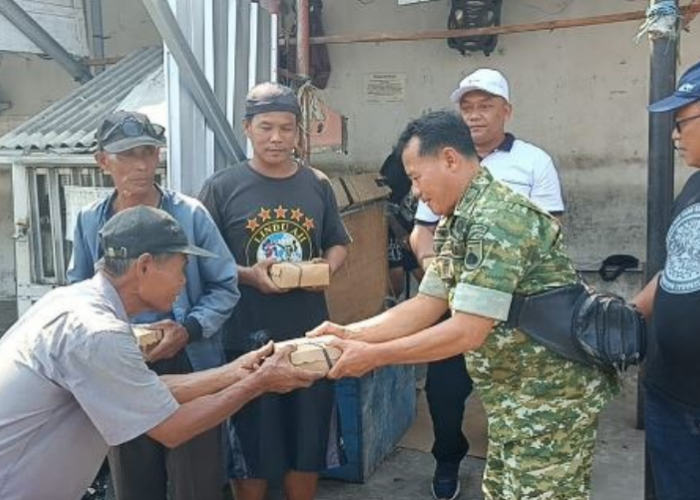 Koramil 04/Comal Bersama Forkopimcam dan Masyarakat Gelar Jumat Bersih
