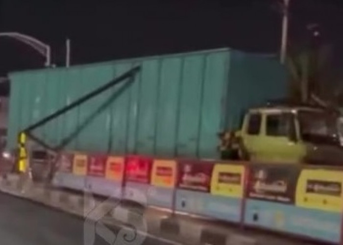 Portal Jrakah Kembali Ambruk Dihantam Tronton, Dishub Semarang Kejar Ganti Rugi dan Siapkan Sanksi Tegas