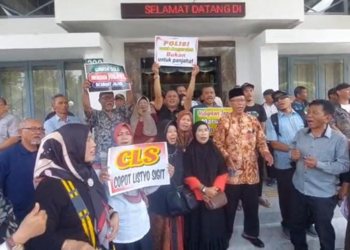 Sidang Gugatan CLS Ijazah Jokowi di PN Solo Ricuh, Ratusan Massa Padati Pengadilan