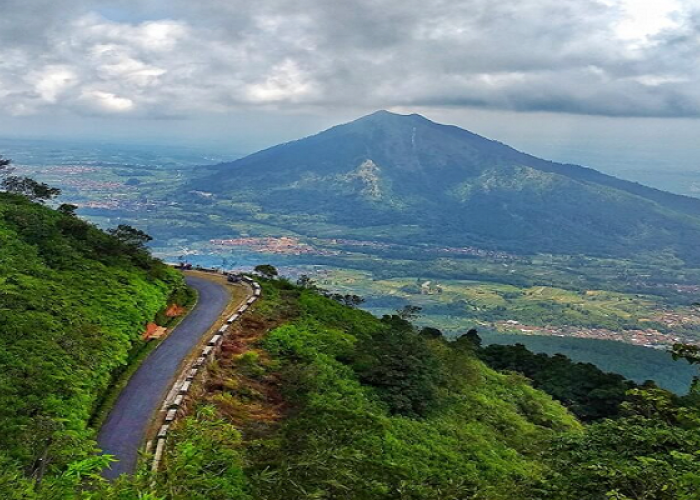 Gunung Telomoyo Magelang: Mendaki Murah dan Pas untuk Pemula, Wajib Banget Gas!
