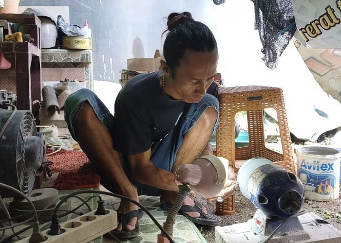 Dari Sungai hingga Etalase, Perajin Batu Akik Batang Bertahan di Tren yang Turun 