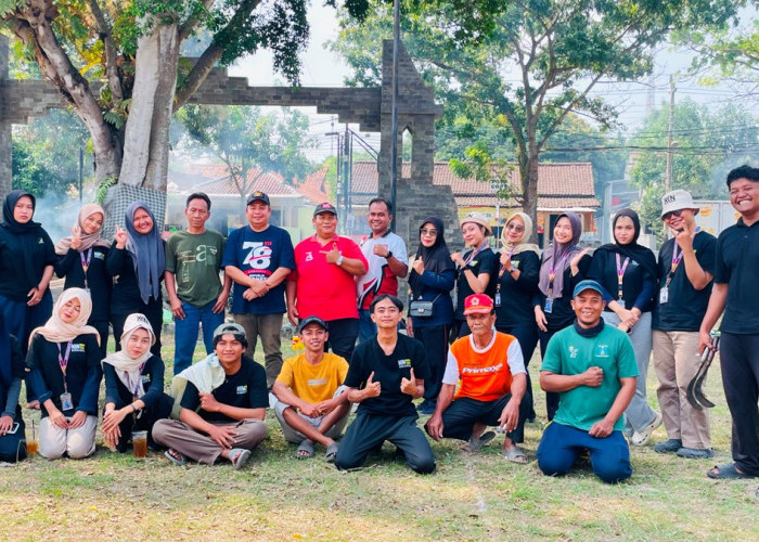 Mahasiswa KKN UMUS Brebes Sinergi dengan Warga Kerja Bakti di Desa Randusari