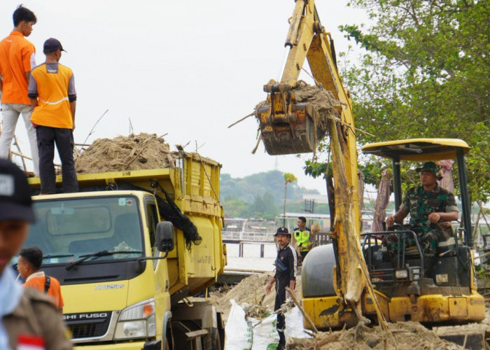 Dampak Banjir dan Longsor Jepara, Pantai Teluk Awur Dikepung Ratusan Ton Sampah