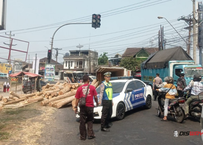 Truk Muatan Kayu Sengon Terguling di Mertoyudan Magelang, Arus Lalu Lintas Sempat Terganggu