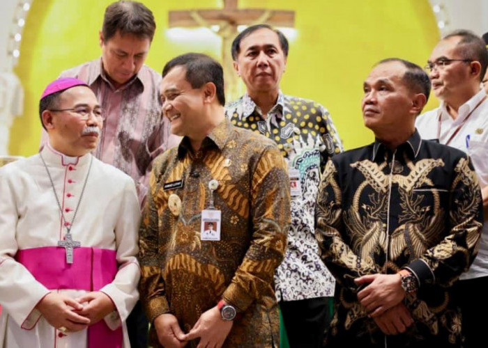 Sapa Jemaat Natal di Katedral Semarang, Gubernur Ahmad Luthfi Minta Doa Keselamatan Negeri